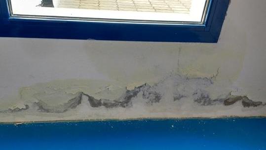 La Caletta, infiltrazioni d’acqua a scuola