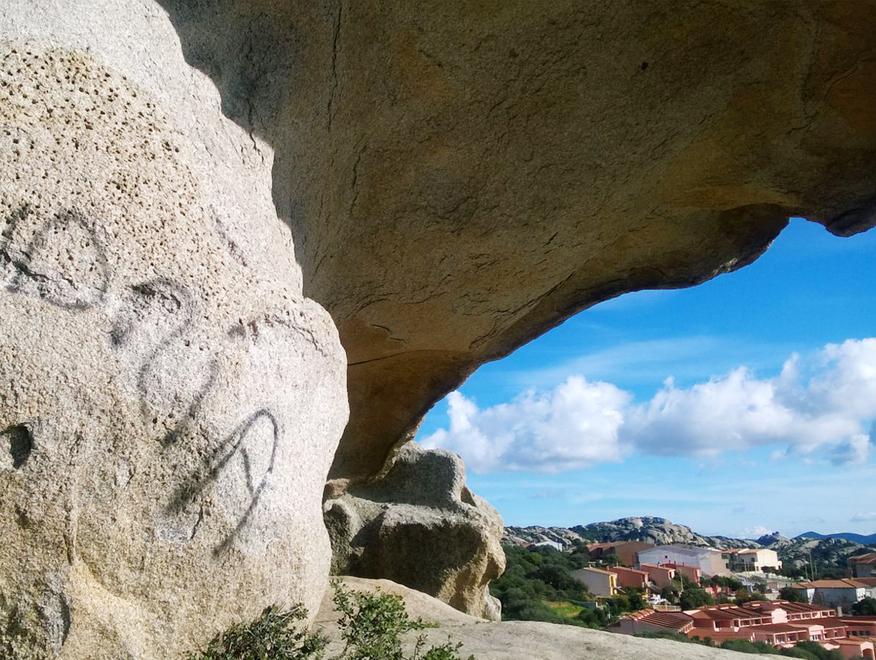 Vandali scatenati: imbrattato il “fungo” simbolo del paese 
