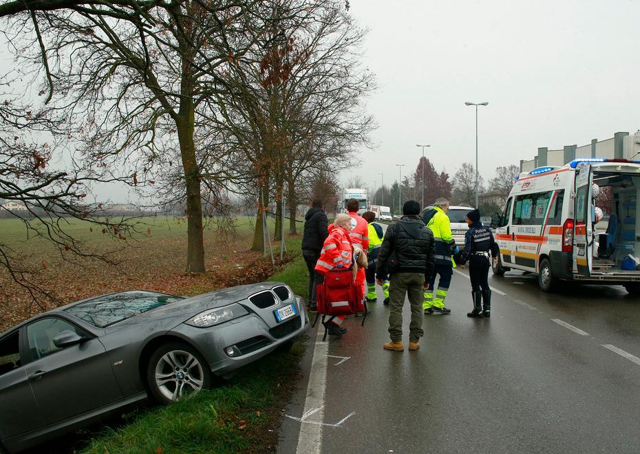 Schianto tra Bmw e Mercedes, due feriti