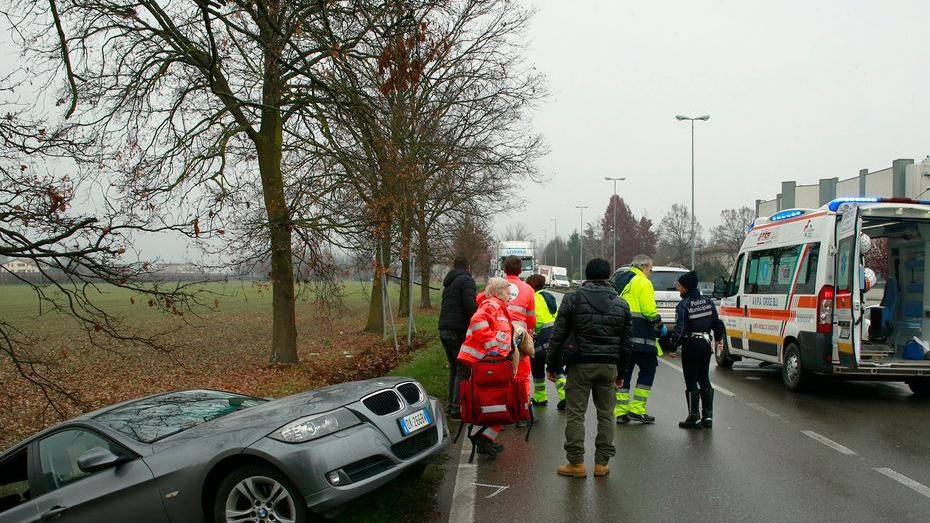 Schianto tra Bmw e Mercedes, due feriti