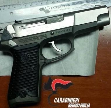 Pistola rubata in tasca, arrestato 