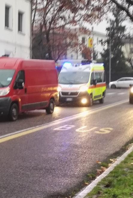 Donna cade dalla bicicletta in piazza Risorgimento