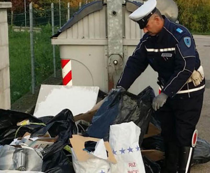 Abbandono rifiuti, prime multe 
