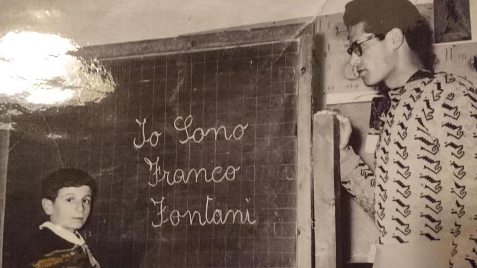 A destra, il maestro Francesco Sozzi durante una lezione