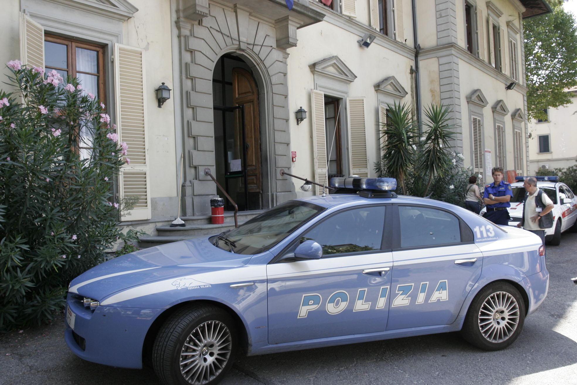 Una volante della polizia davanti alla sede dei servizi sociali (foto d'archivio)