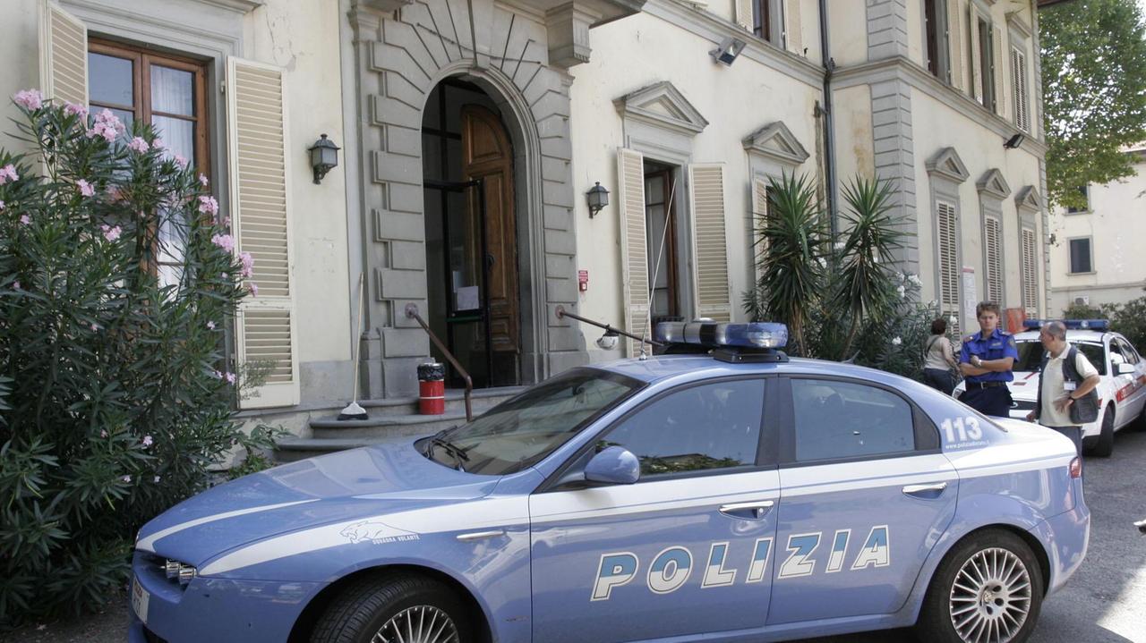 Una volante della polizia davanti alla sede dei servizi sociali (foto d'archivio)
