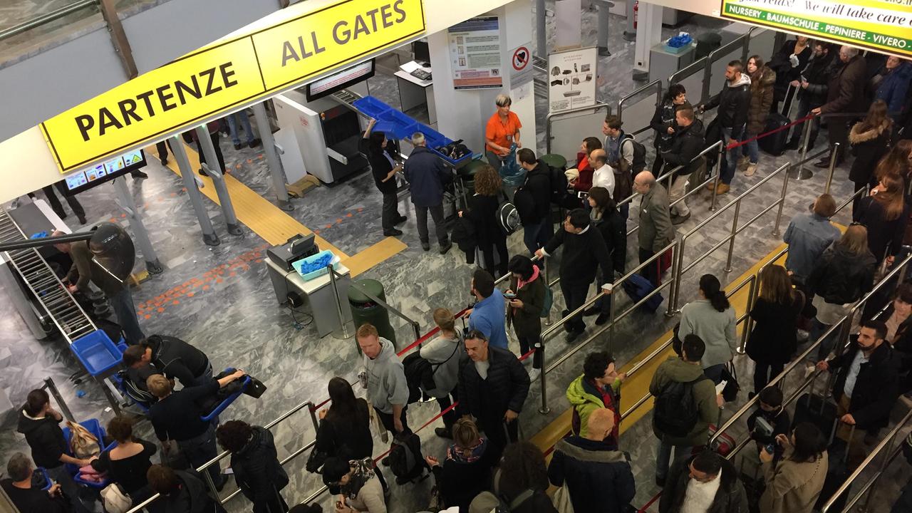 Passeggeri in attesa all'aeroporto Galilei di Pisa
