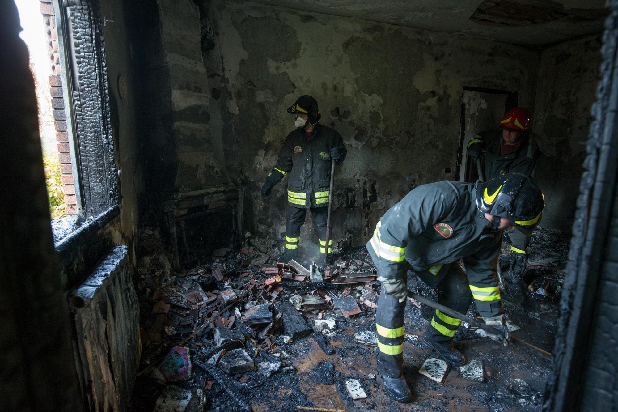 L'interno dell'appartamento distrutto dalle fiamme (Foto Nucci)
