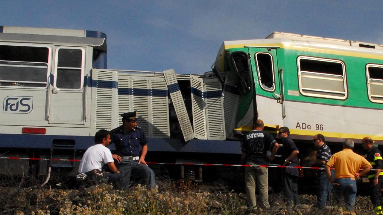 I soccorsi dopo lo scontro tra i treni del giugno 2007
