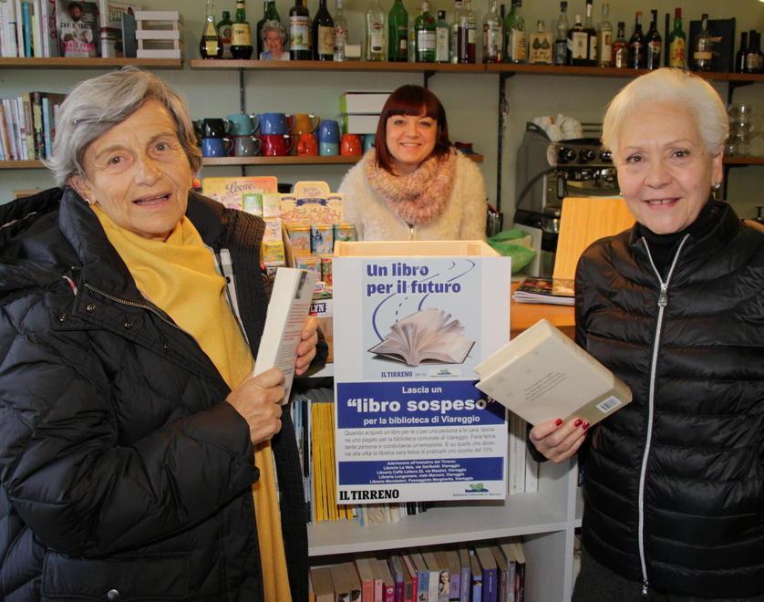 Da sinistra: Isabella Tobino e Paola Mazzetti Tobino mentre donano i loro libri sospesi