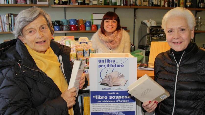 Da sinistra: Isabella Tobino e Paola Mazzetti Tobino mentre donano i loro libri sospesi