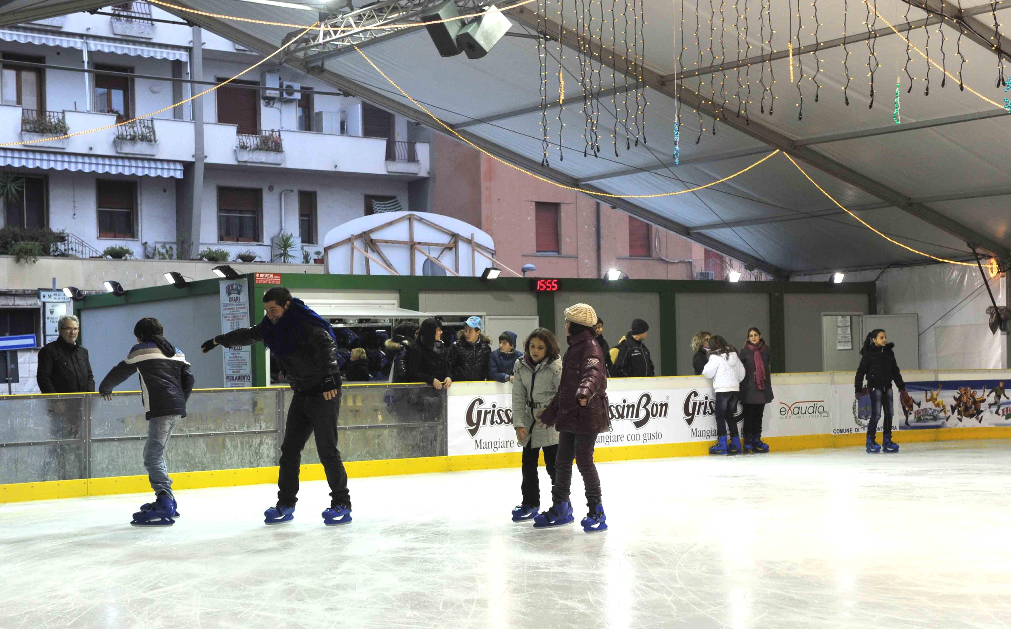 La pista del ghiaccio a Pontedera (Foto di repertorio)