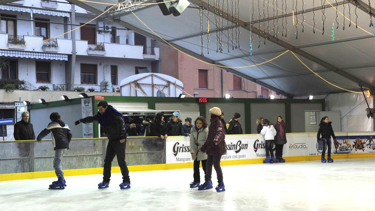 La pista del ghiaccio a Pontedera (Foto di repertorio)