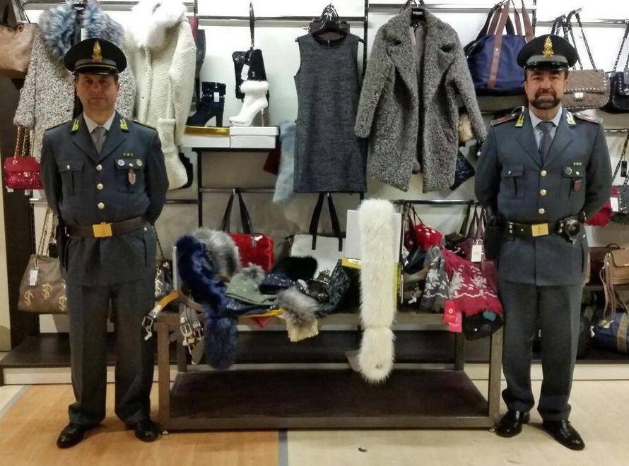 Sequestrati dalla Finanza oltre undicimila indumenti