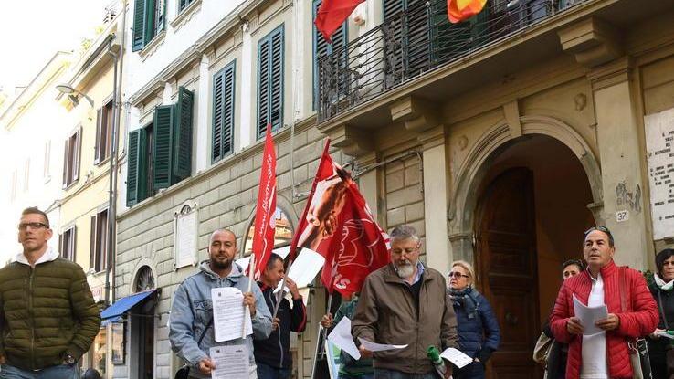 Rifiuti, ancora in esubero due addetti alla raccolta
