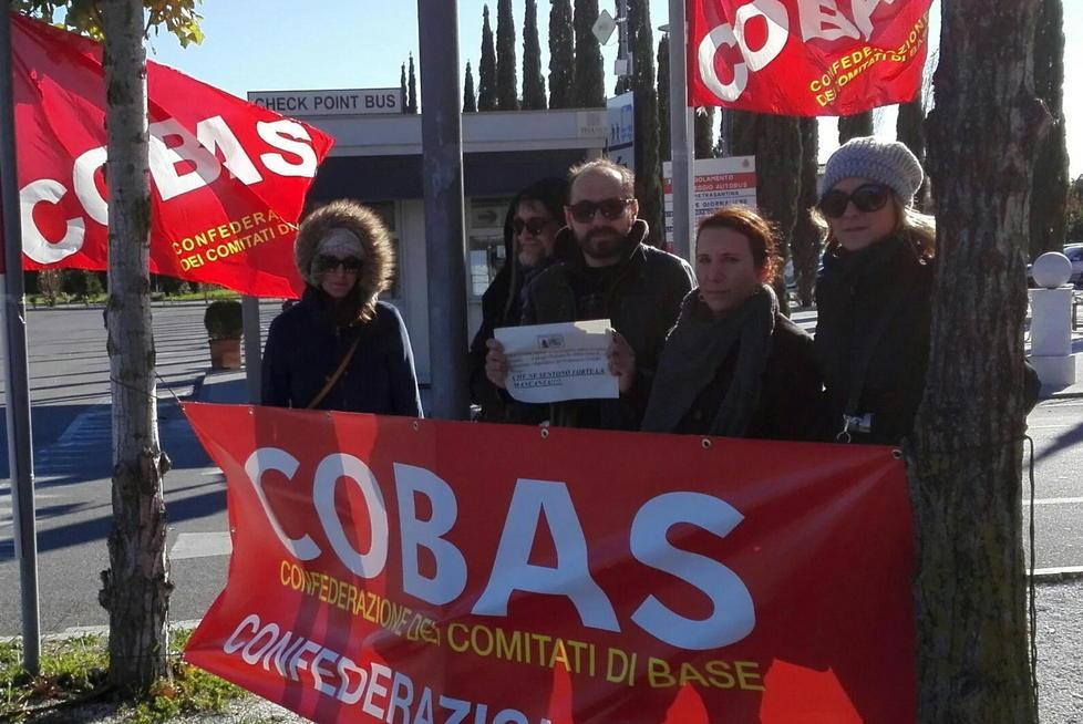 «Senza paga da mesi» Presidio al parcheggio