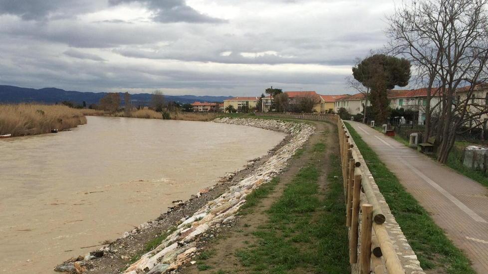 Solo la metà dei lampioni illuminerà il lungofiume 