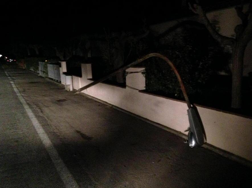 Lampione buttato giù da un colpo di vento 