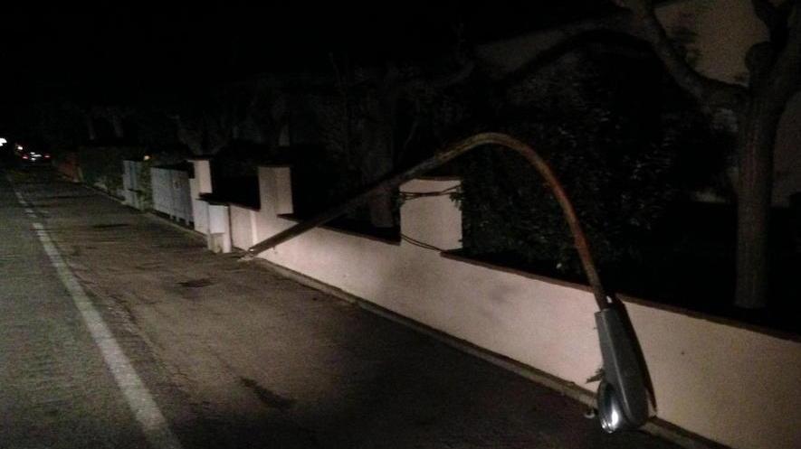 Lampione buttato giù da un colpo di vento