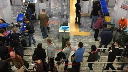 Una buca sulla pista blocca l’aeroporto «È raro ma succede»