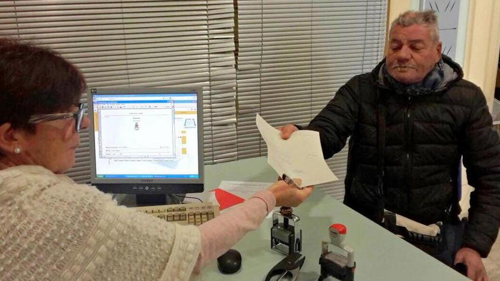 Decine di persone in fila per restituire il contrassegno Ztl e Zcs