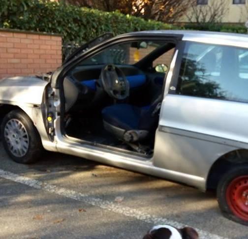 Modena, in via Toniolo rubata la portiera di un’automobile 
