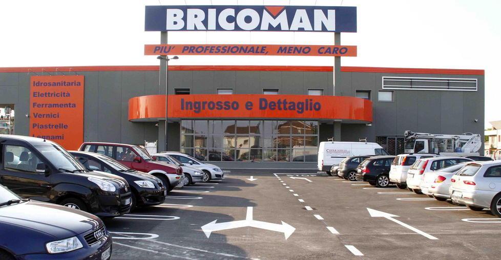 Pugni alla guardia giurata: arrestati padre e figlio 