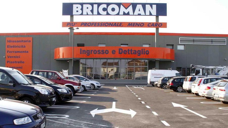 Pugni alla guardia giurata: arrestati padre e figlio