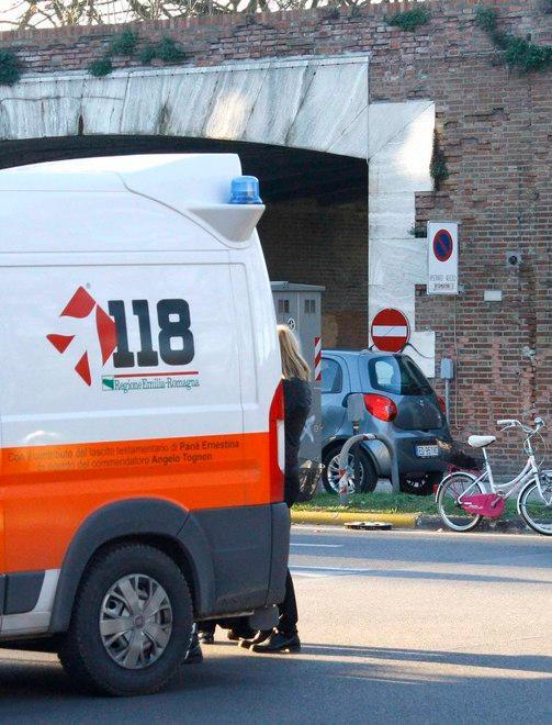 Scontro auto-bici, ferita una donna di 85 anni 