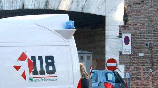 Scontro auto-bici, ferita una donna di 85 anni