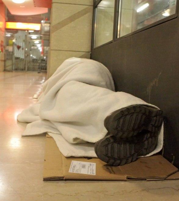 Piano freddo, sacchi a pelo e stazione aperta di notte 