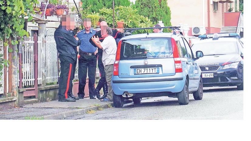 Uno dei tanti interventi di questa estate in via Rambaldi da parte delle forze dell'ordine