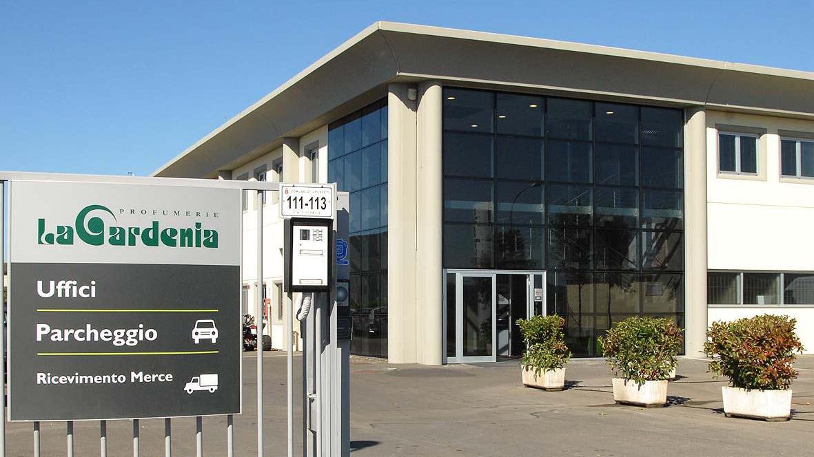 Il magazzino della profumeria La Gardenia in via Giordania a Grosseto (foto Agenzia Grosseto)