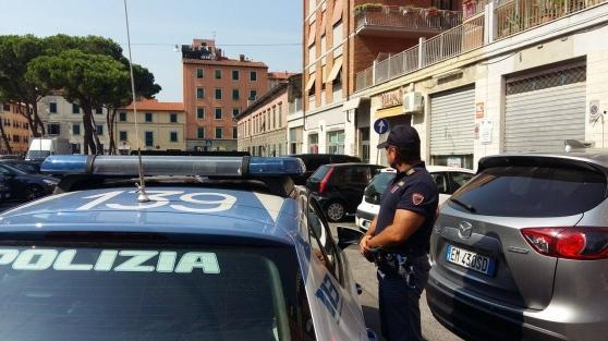 Uno degli interventi della polizia in piazza 2 Giugno per l'allarme bomba