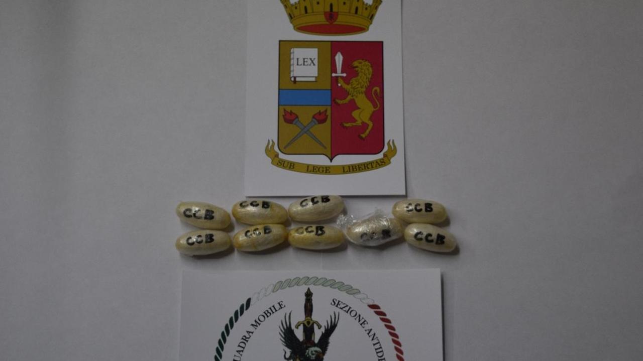 Gli ovuli di eroina sequestrati dalla Squadra mobile di Prato