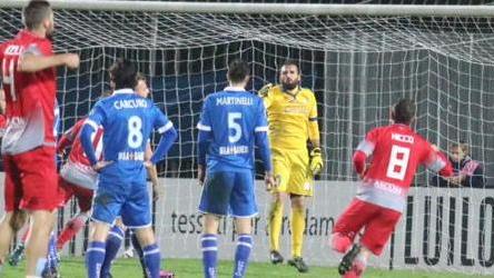 Il portiere Iuliano (qui nell’azione della rete dell’Alessandria) è ottimista sul futuro del Prato: «Ci possiamo salvare»