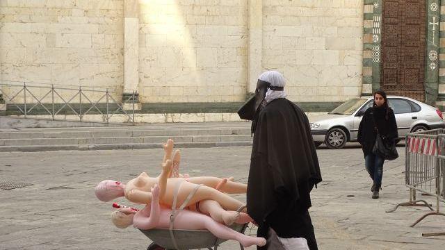 L'artista Murat Onol con le sue bambole erotiche