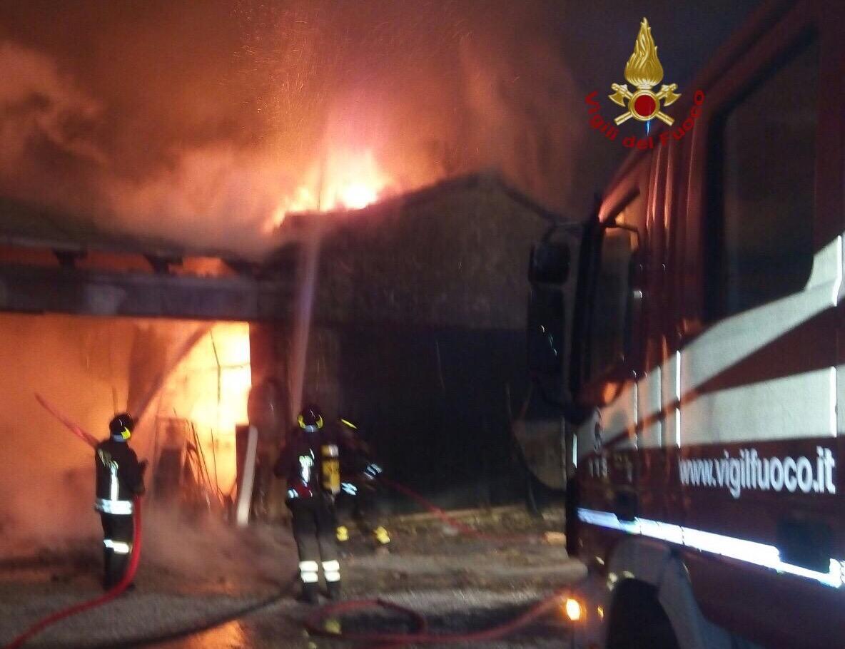 Nodica, capannone in fiamme nella zona industriale