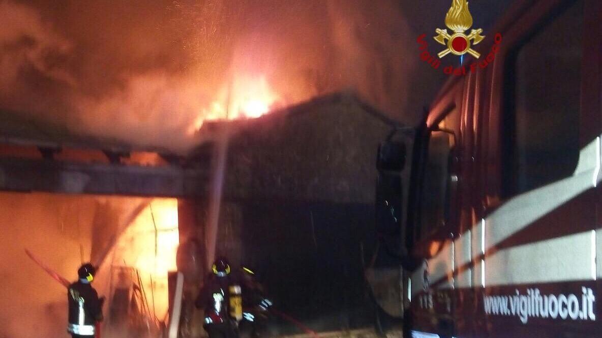 Nodica, capannone in fiamme nella zona industriale