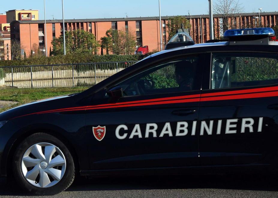 La pattuglia dei carabinieri intervenuta sul luogo dell’aggressione (Foto di Franco Silvi)