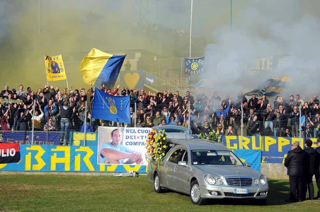 L'ultimo coro sotto la curva, gli ultras salutano Mauro - Video