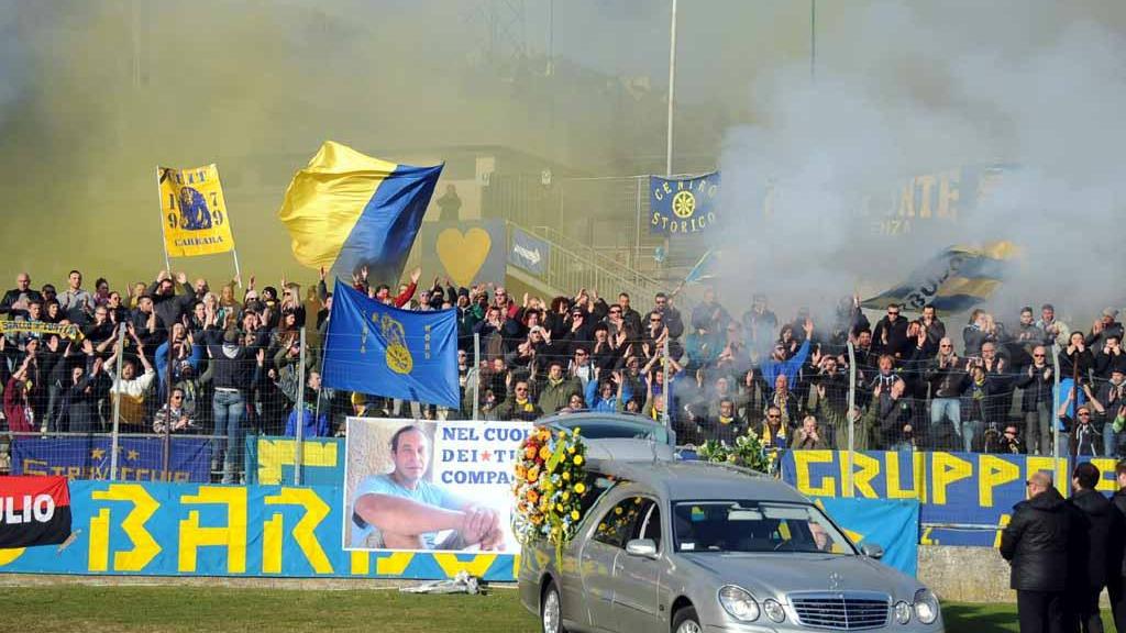 L'ultimo coro sotto la curva, gli ultras salutano Mauro - Video