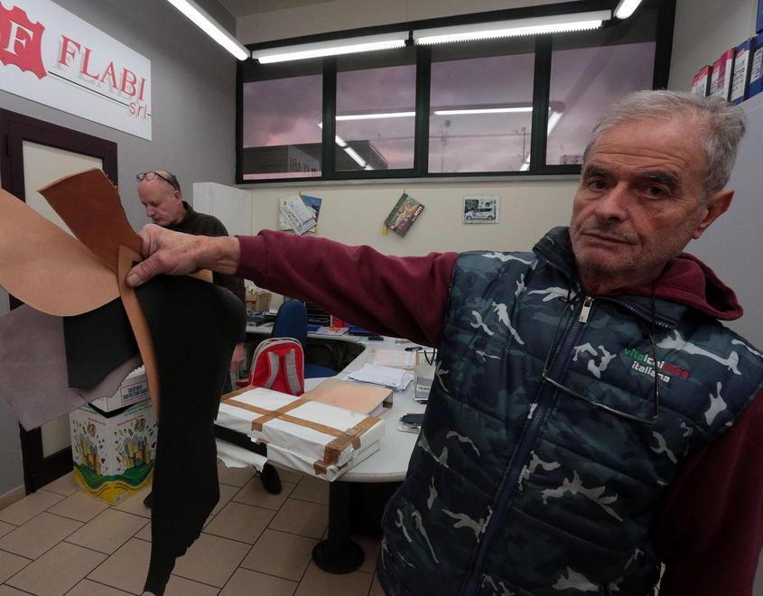 Antonio Circelli mostra il tipo di pellame rubato dalla banda (Foto Agenzia Carlo Sestini)