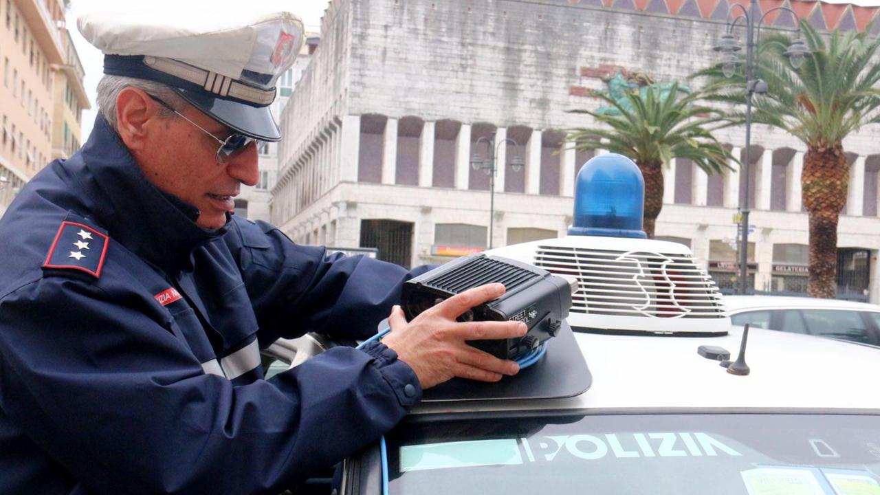 Un agente al lavoro con lo street control