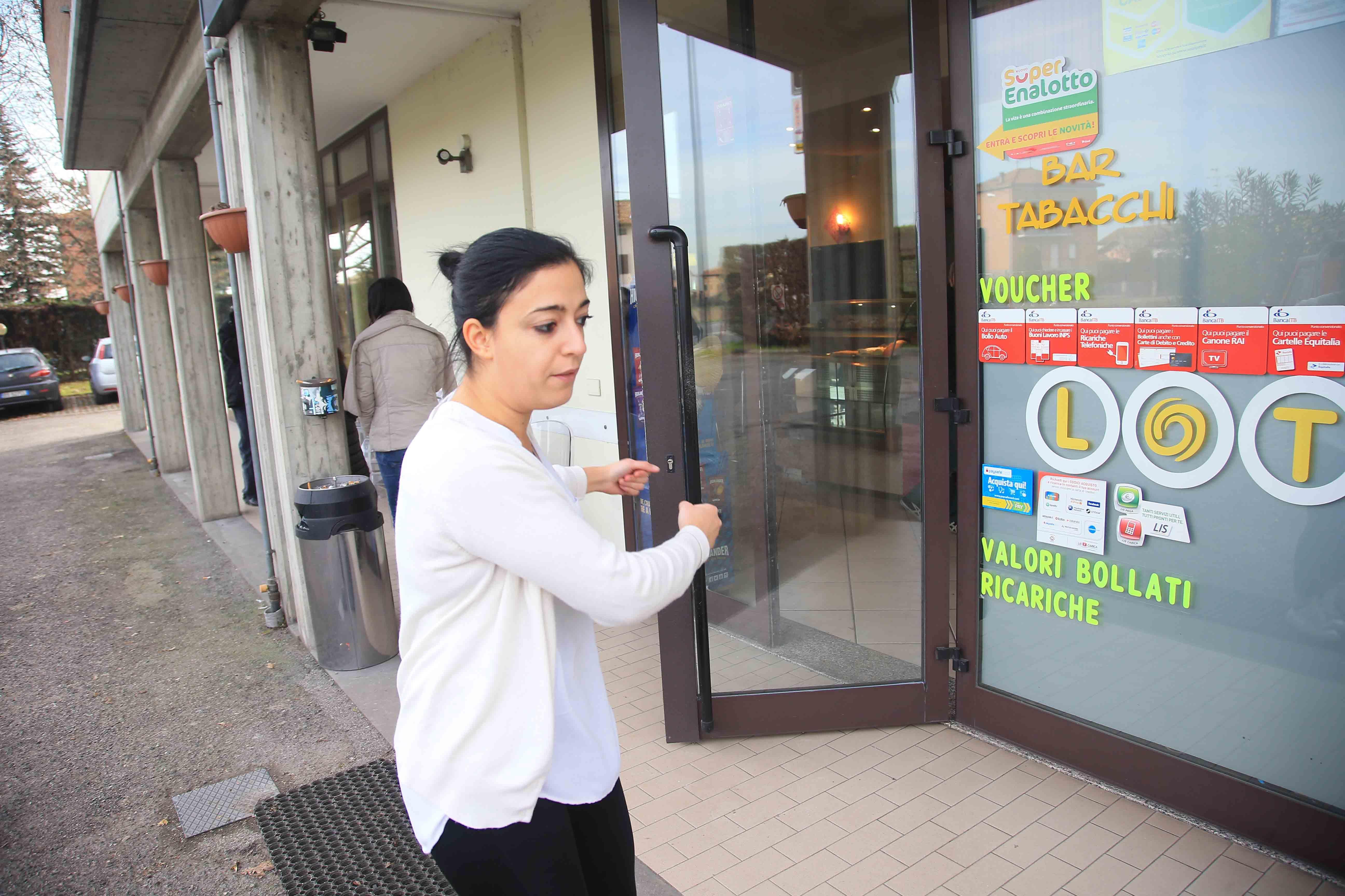 Terzo furto in tre mesi, le titolari: "Ormai lavoriamo per i ladri"