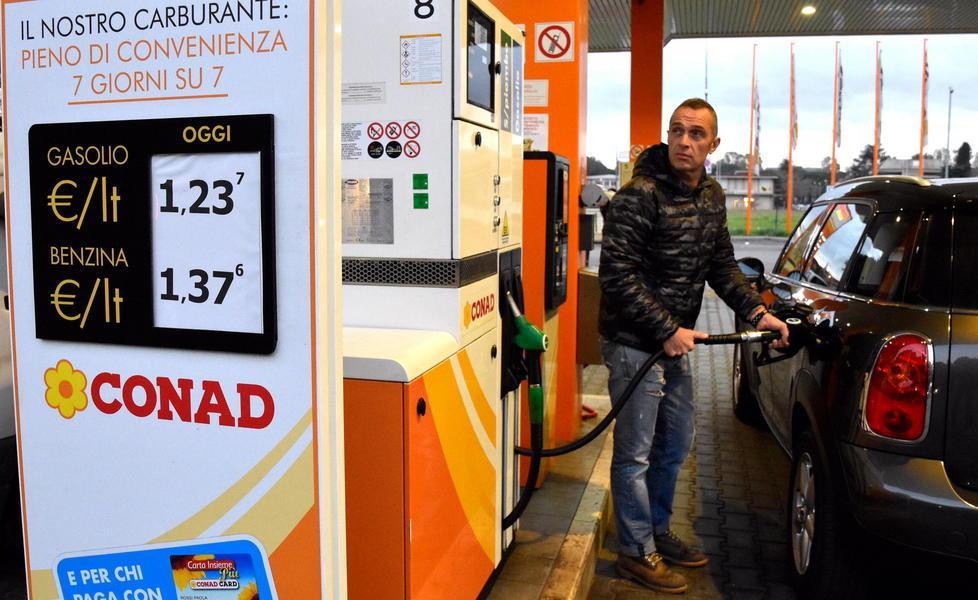 Un automobilista a una stazione di servizio di Grosseto (foto Agenzia Bf)
