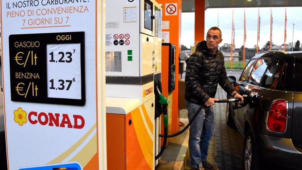 Un automobilista a una stazione di servizio di Grosseto (foto Agenzia Bf)
