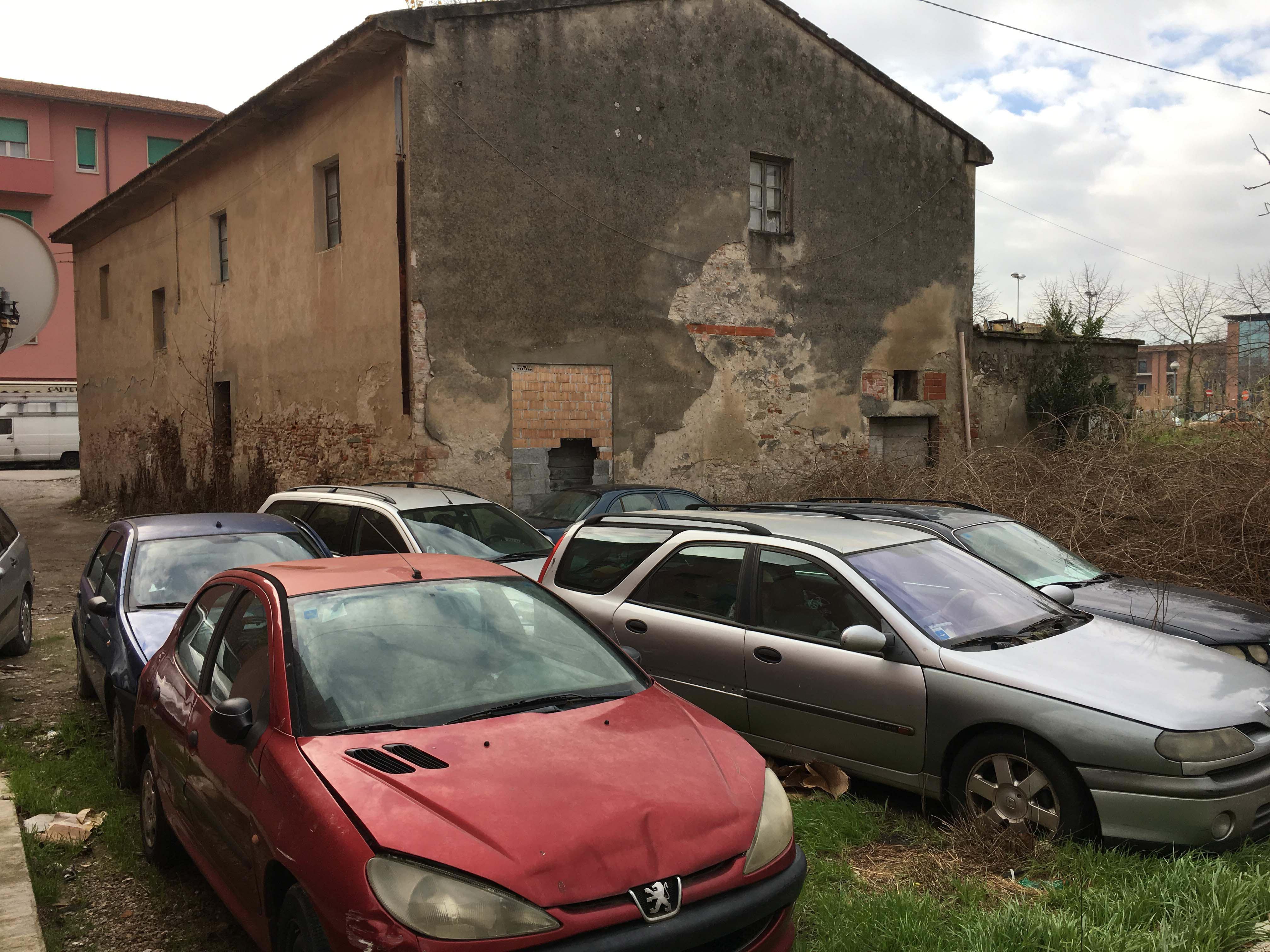 Auto abbandonate (foto di Franco Silvi)