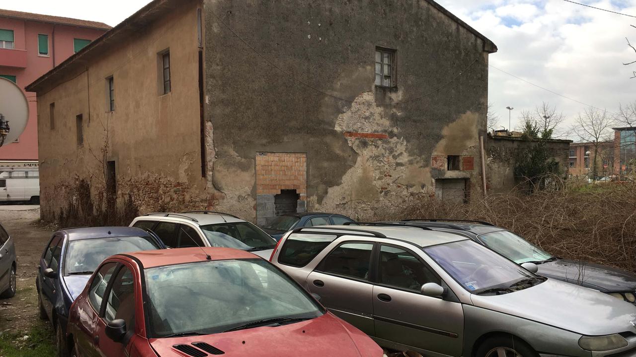 Auto abbandonate (foto di Franco Silvi)