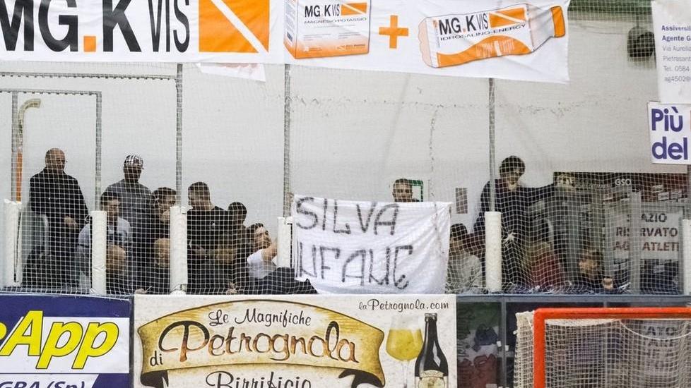 Uno striscione dei tifosi del Forte dedicato a Sergio Silva (foto Gabriele Baldi)
